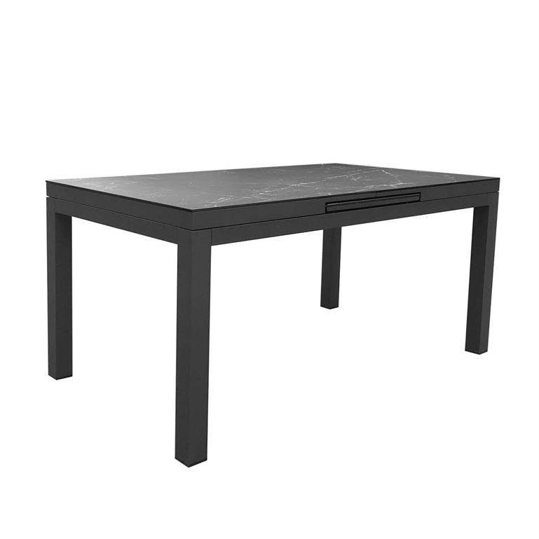 Cette table à manger de jardin apporte de l'élégance à votre extérieur grâce à son plateau en céramique noire aux rainures blanches.  220 cm pliée, 280 cm avec la ...