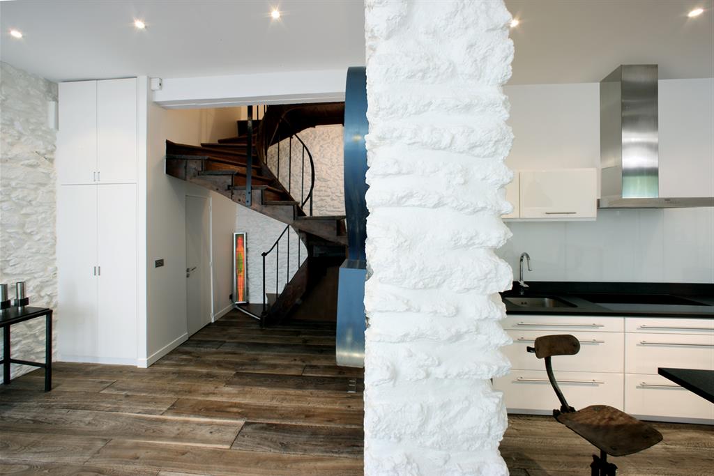 Escalier et cuisine américaine