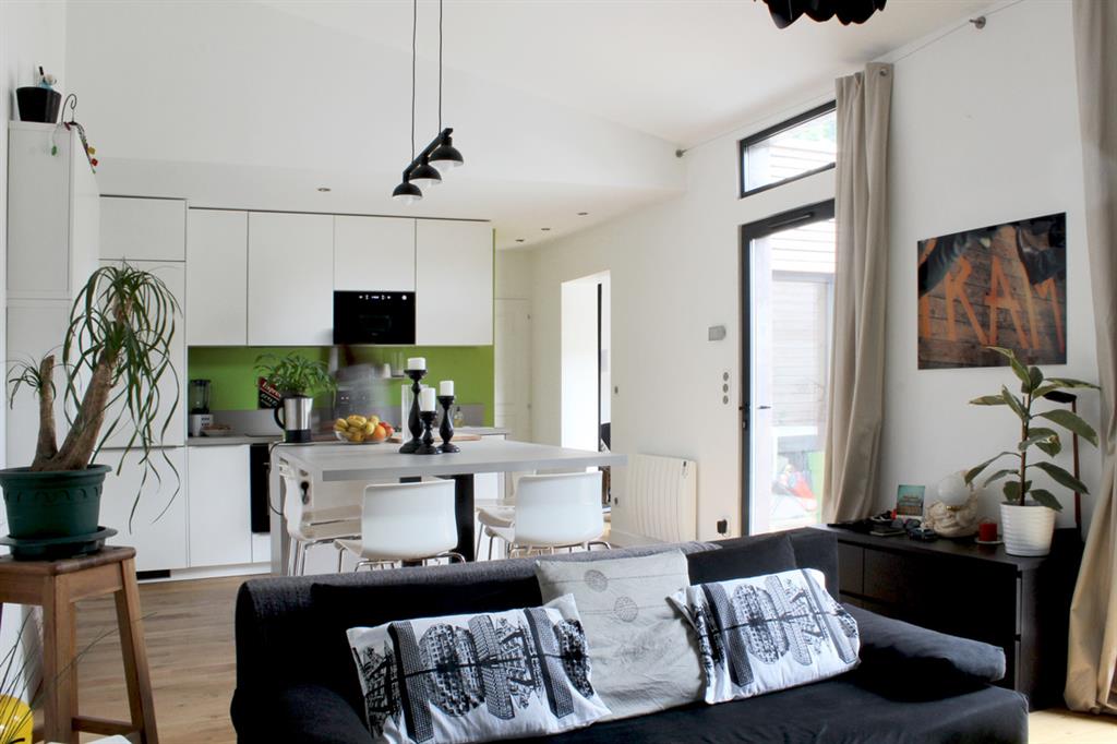 Vue depuis le salon sur une cuisine fraîche