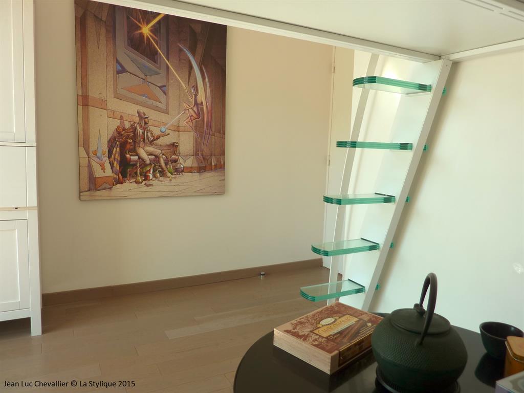 Cette mezzanine et cette échelle design aux marches suspendues sont une création
