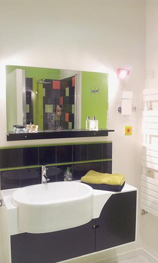 Salle de bain couleurs vives 