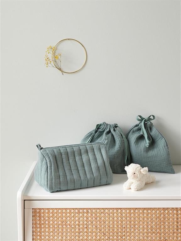 Trousse de toilette et pochons brodés vert