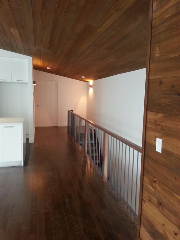 Couloir en bois et peinture blanche