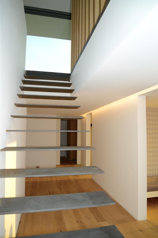 Escalier flottant en acier