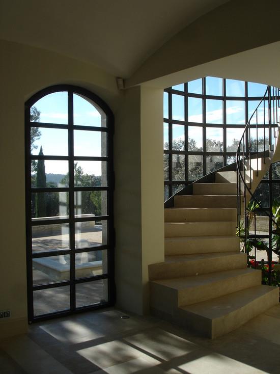 Escalier en pierre longeant la verrière