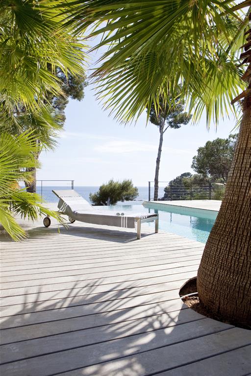 Transat au bord de la piscine