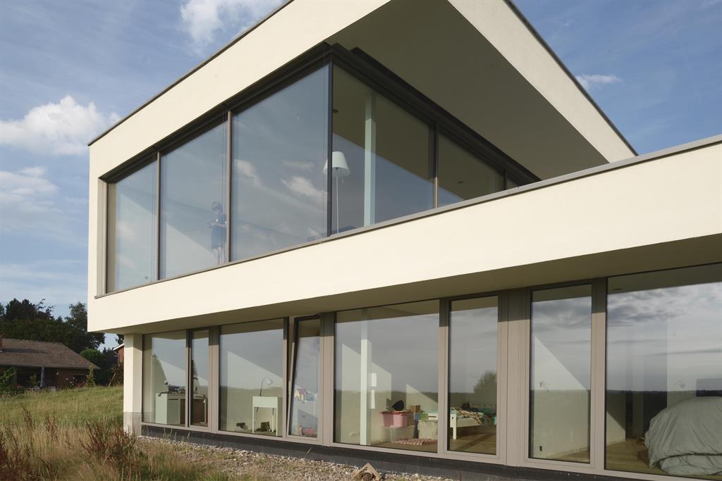 Maison contemporaine sur 2 étages avec grandes baies vitrées