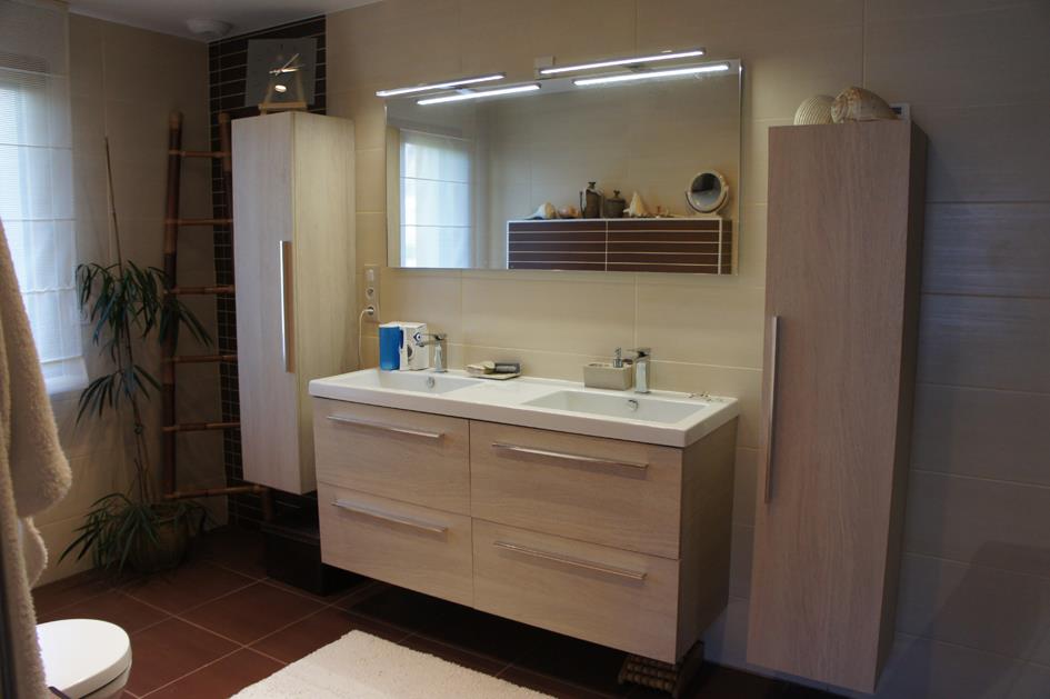 Grande salle de bain meuble bois et marron