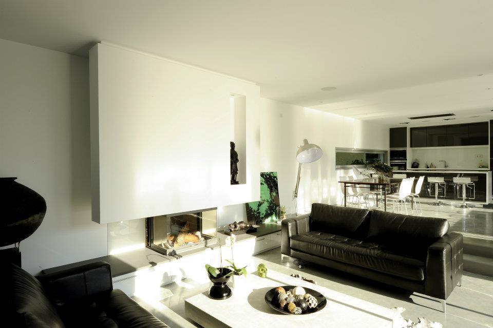 Salon ouvert sur salle à manger et cuisine