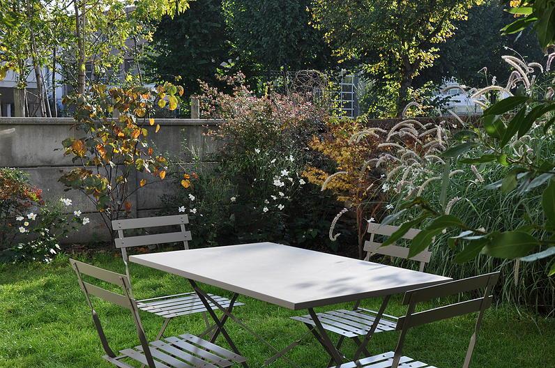 Coin repas dans le jardin de ville