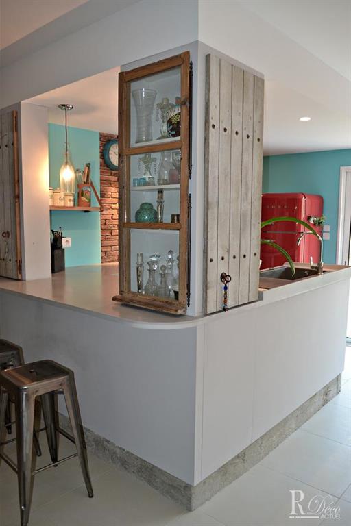 Petite cuisine semi ouverte avec placards sur mesure habillés des vieilles portes
