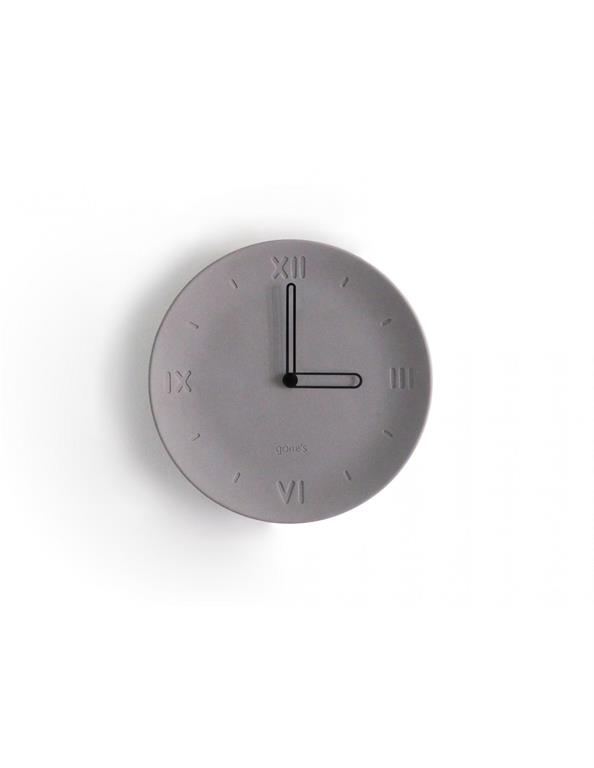 Horloge en béton aiguilles noires