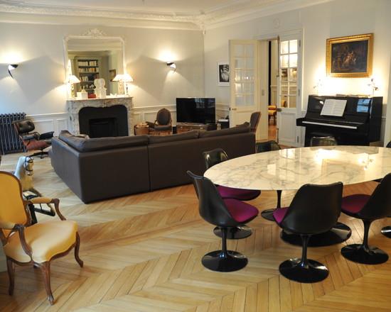 Pièce à vivre au mobilier moderne dans un appartement haussmannien