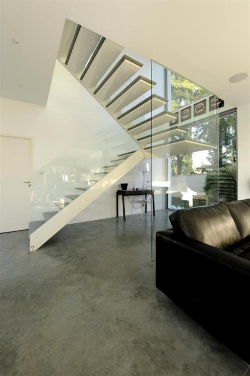 Escalier suspendu avec garde corps en verre