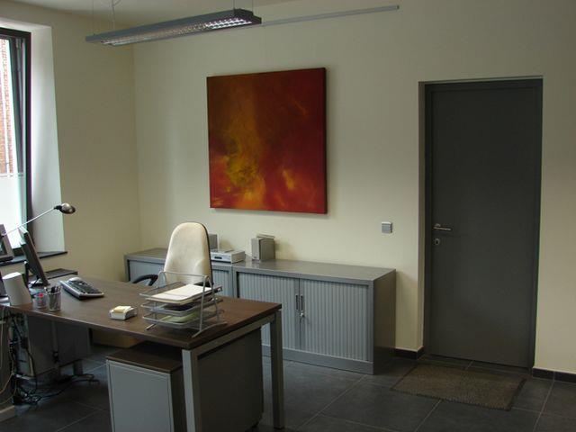Bureau aux murs jaune pâle 