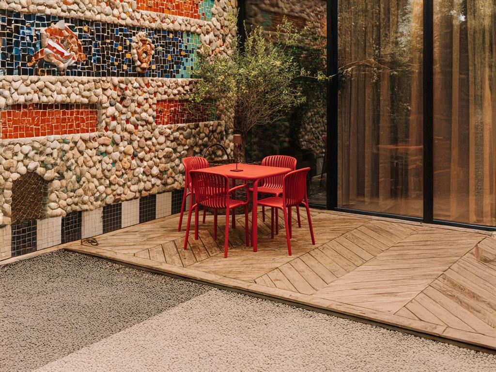 Avec la collection RHODES, le voyage commence dans votre propre jardin. Inspirée par les couleurs des îles méditerranéennes, cette collection de meubles de jardin invite à l'évasion, à la détente et ...