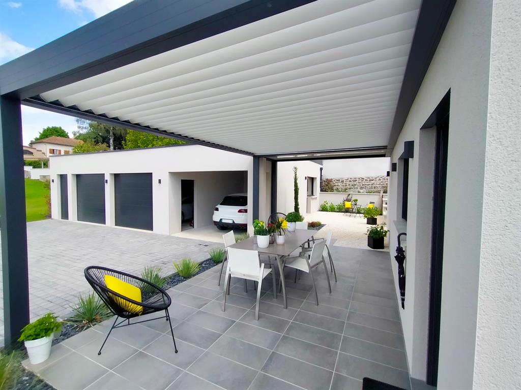 Espace repas d'extérieur sous pergola bio-climatique