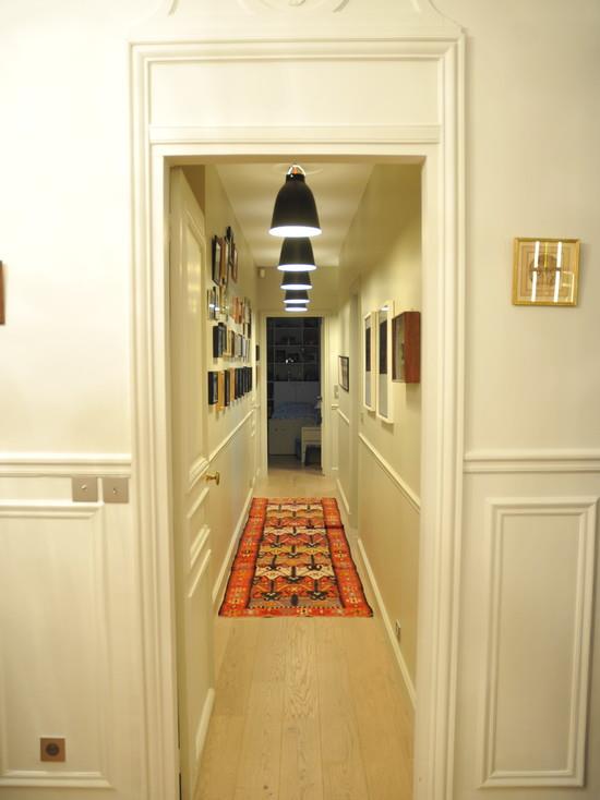 Suspensions noires dans le couloir d'un appartement haussmannien