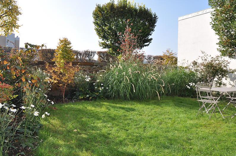 Aménagement du petit jardin de ville avec haie paysagée et espace engazonné