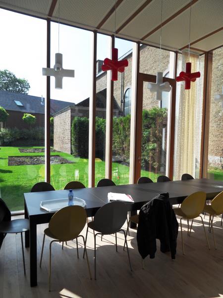 Salle à manger donnant sur le jardin