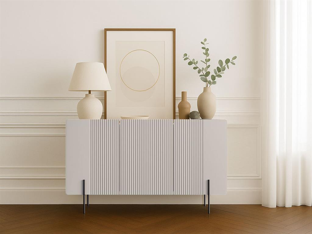 Un buffet élégant de 150 cm avec 3 portes et pieds noirs, parfait pour un intérieur moderne. Les façades sont légèrement arrondies, ce qui donne un aspect moderne, avec un ...