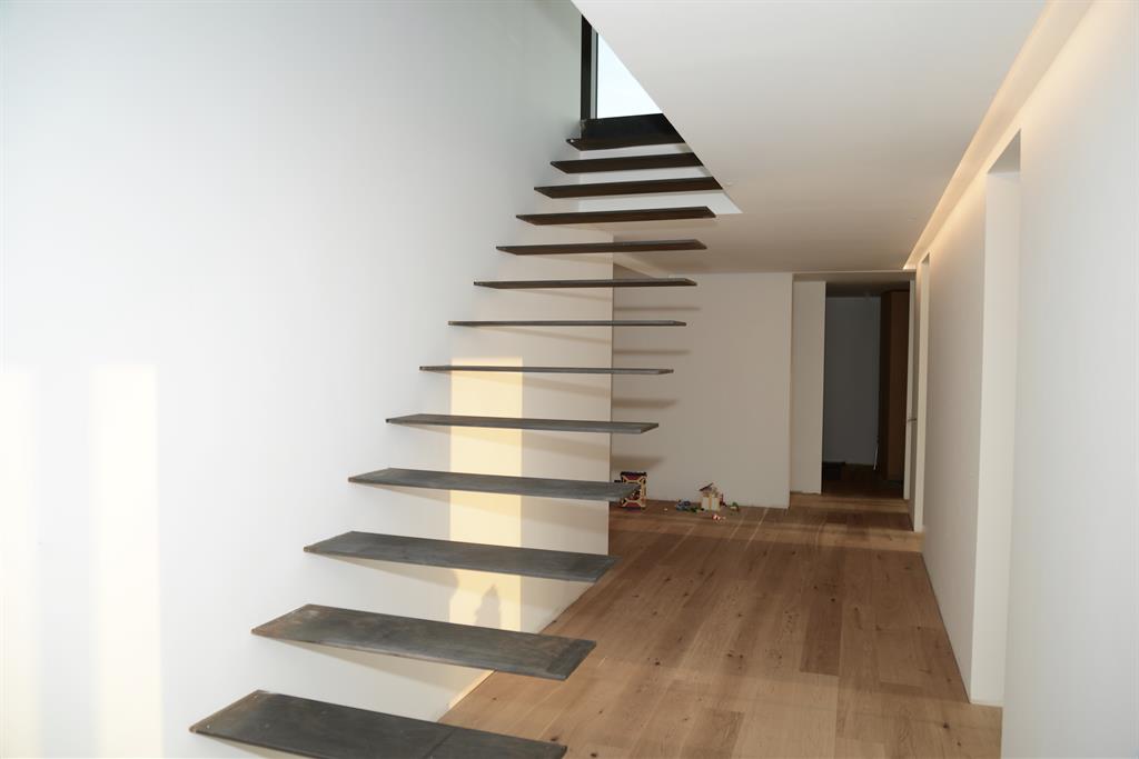 Escalier flottant en acier