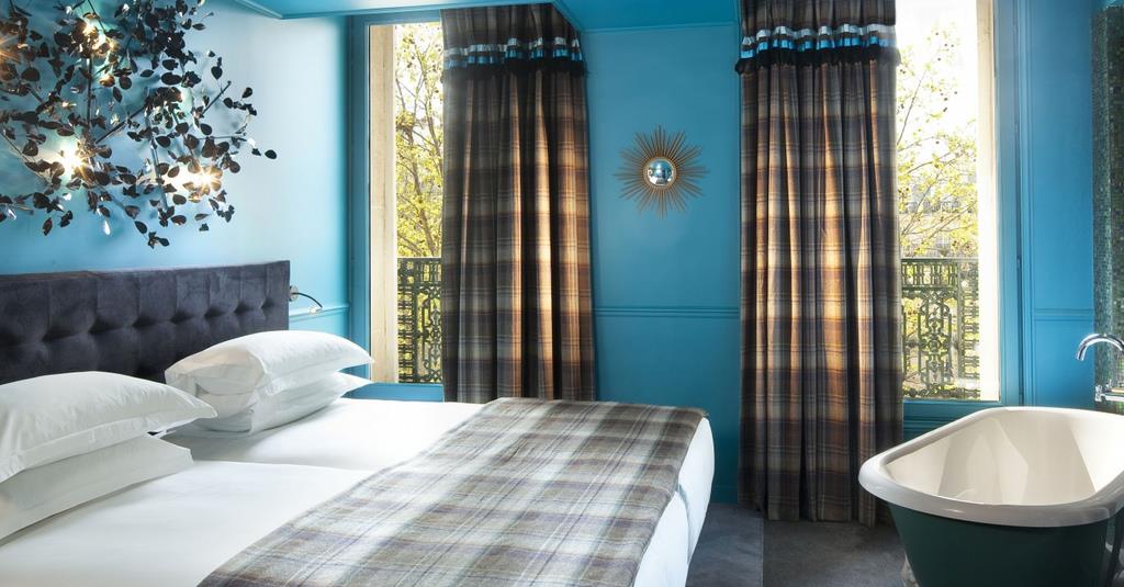 Chambre avec rideaux et dessus de lit Maison Thevenon 