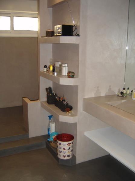 Salle de bain avec douche à l'italienne - béton ciré sol et murs