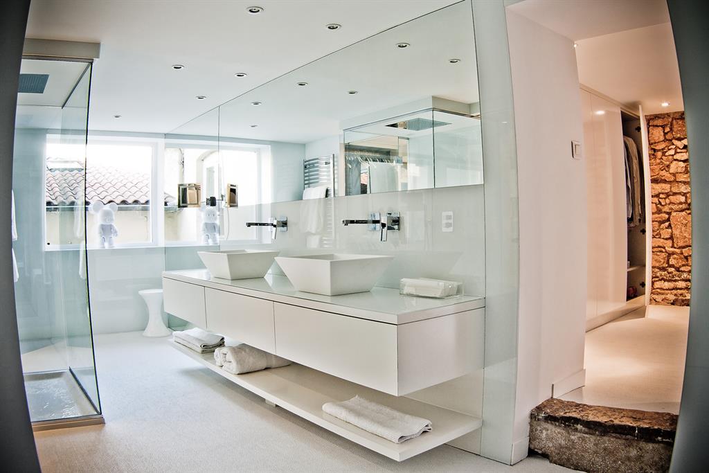Salle de bain contemporaine blanche et épurée