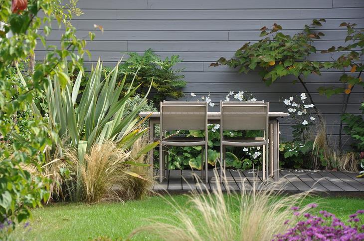 Petit jardin de ville paysagé avec sa terrasse en bois