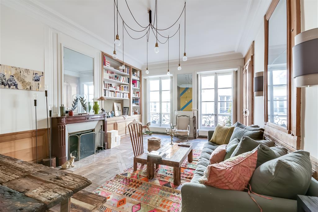 Authenticité au rendez vous dans ce salon avec parquet ancien