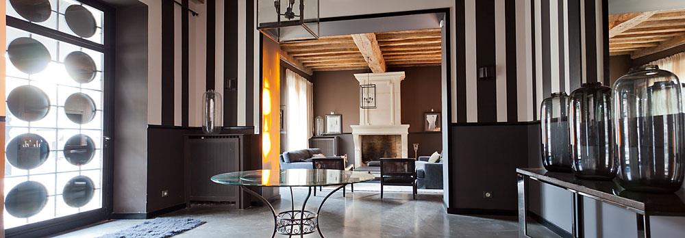Salon avec tapisserie rayée noir et blanc