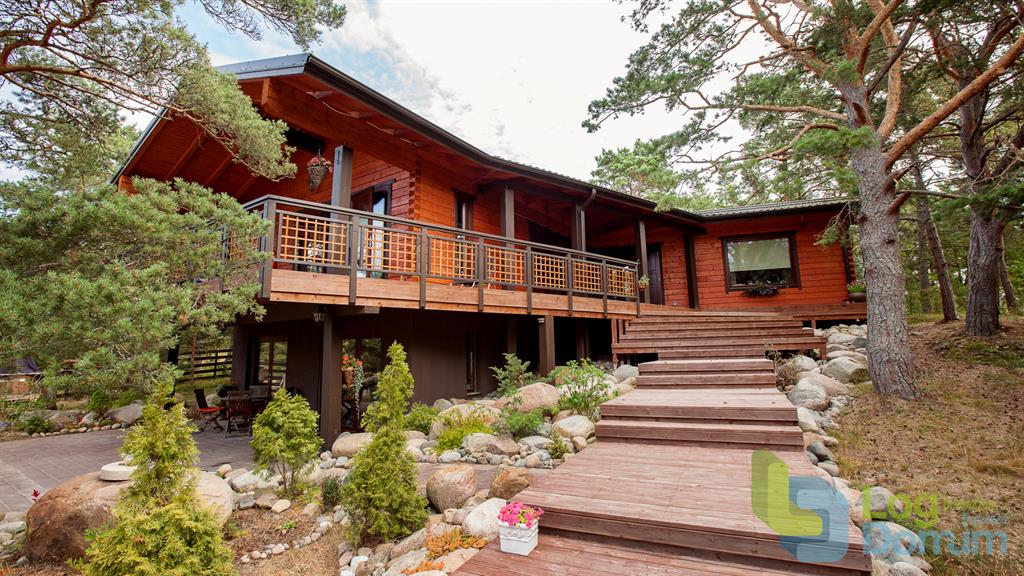 Maison en bois rouge dans la nature. 