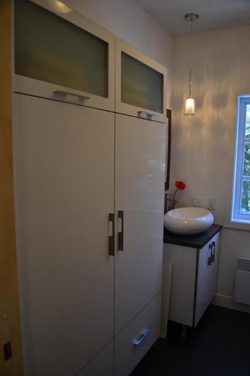 Salle de bain moderne blanche