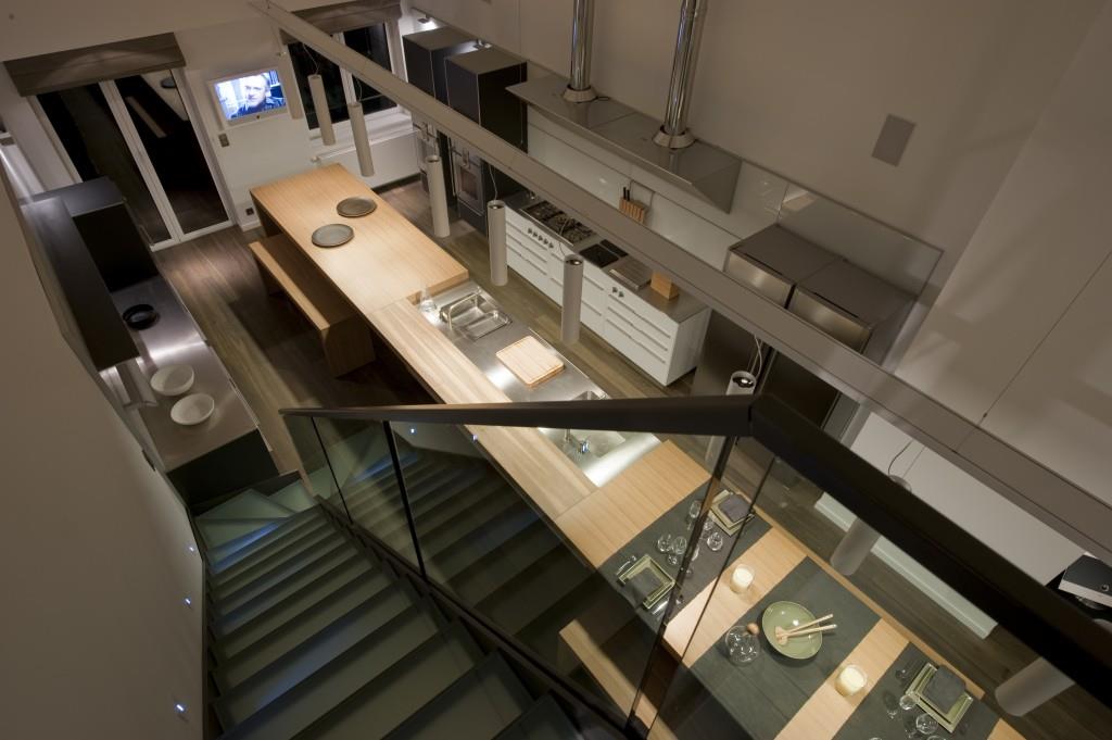 Escalier noir en longueur parrallèle à l'îlot cuisine