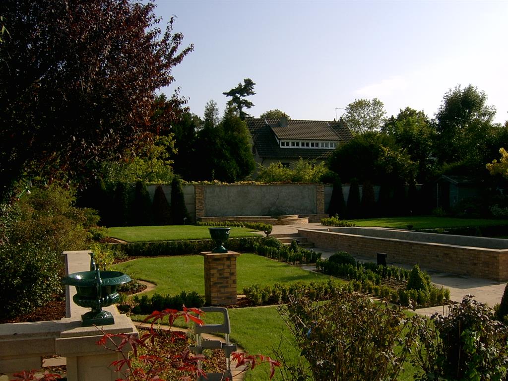 Jardin paysagé avec bassin central