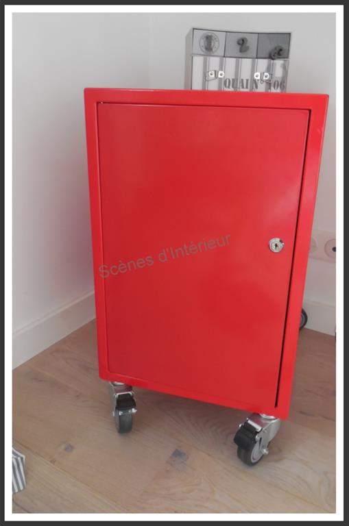 Caisson en métal rouge