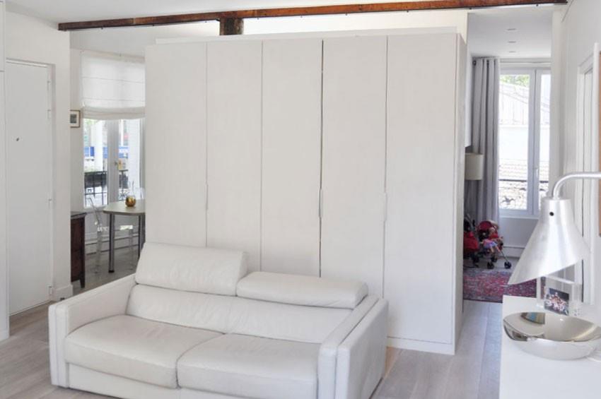 Salon blanc optimisé avec armoires de rangement