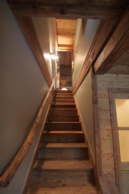 Escalier et garde-corps rustiques en bois