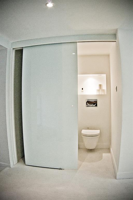Toilettes hygiéniste avec porte coulissante