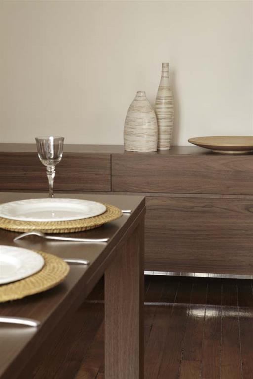 Création d'un contraste entre le mur clair et le mobilier et sol en bois sombre 