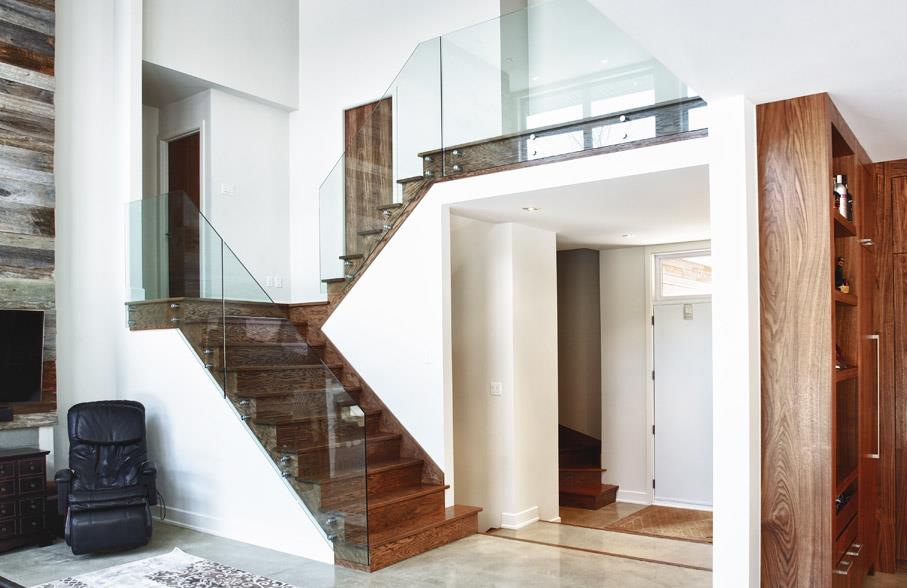 Mélange de matériaux : Verre et bois naturel foncé pour cet escalier 