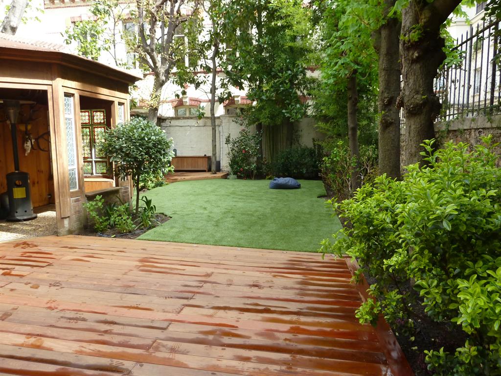 Petit jardin de ville avec terrasse en bois exotique ipé et gazon synthétique