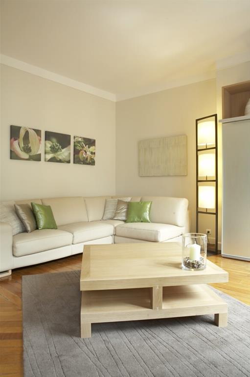 Salon sobre et moderne dans les tons beige/gris