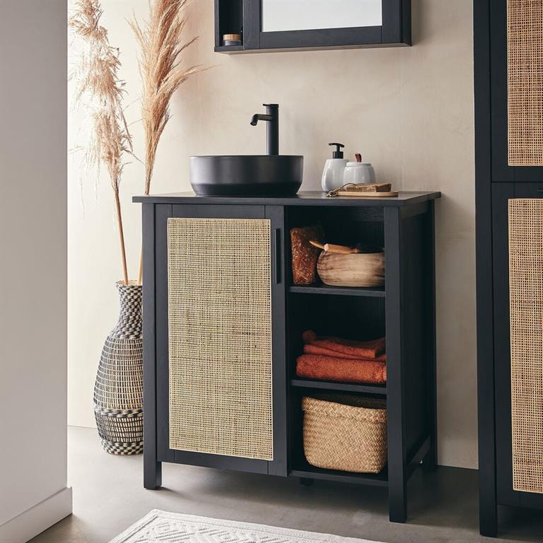 Salle de bain en bois noir et cannage. Optez pour meuble sous-vasque comme pièce maîtresse de votre salle de bain. En bois de cèdre, avec une porte en cannage, ce meuble se ...
