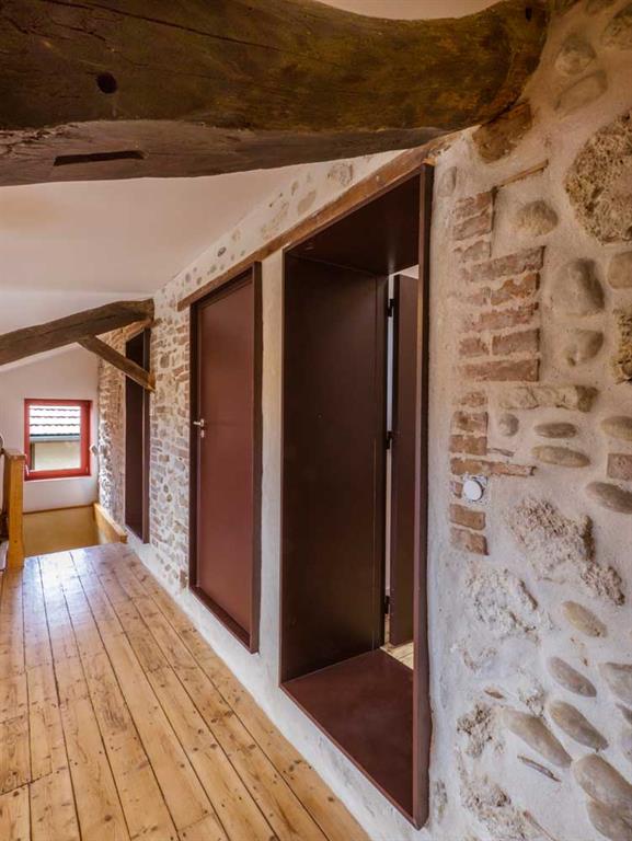 Mur en pierres apparentes