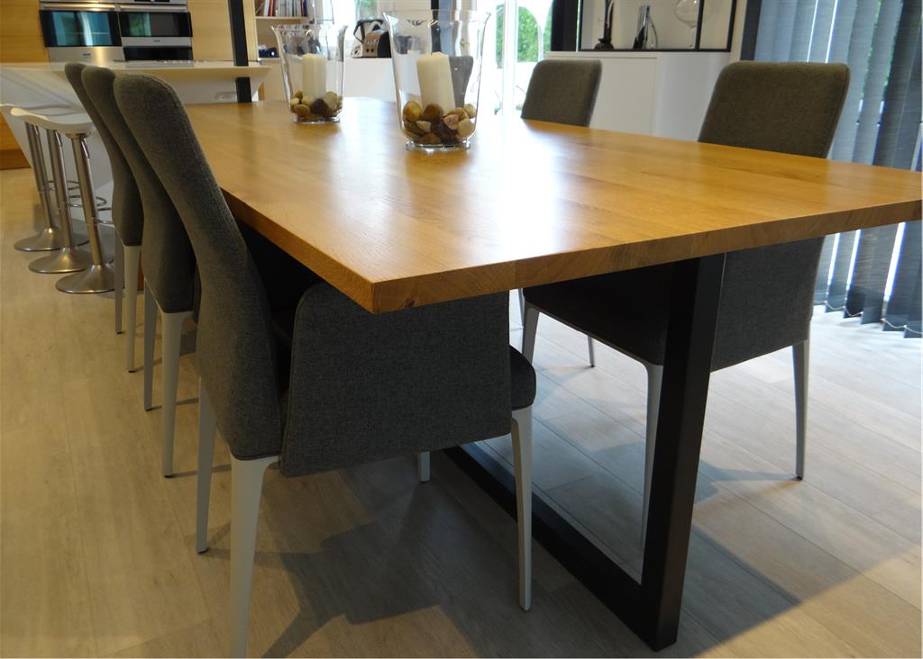 Espace salle à manger avec une grande table à manger