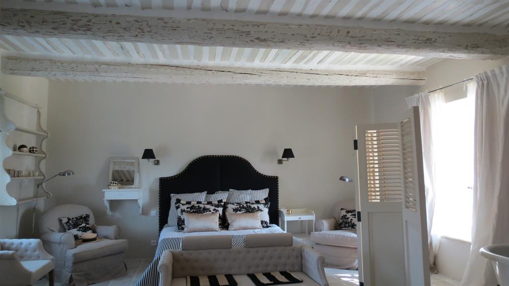 Chambre blanche avec poutres apparentes blanche