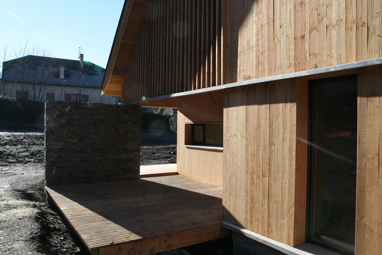 Terrasse protégée d'une paroi en pierres