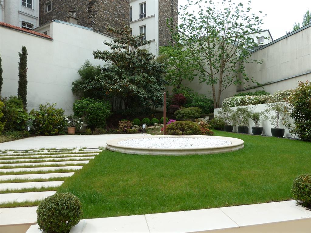 Petit jardin de ville avec dallage